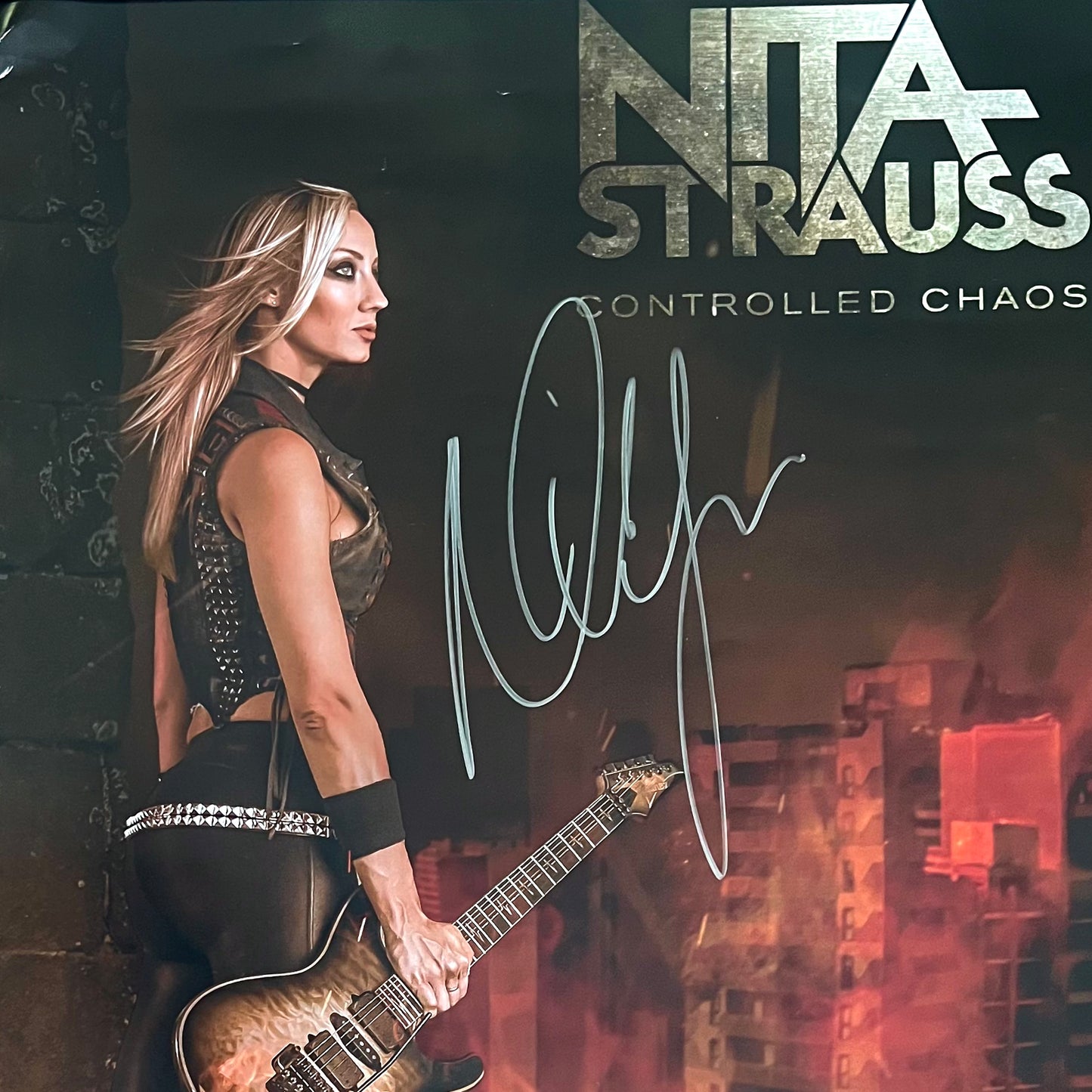 Póster Nita Strauss (Controlled Chaos)